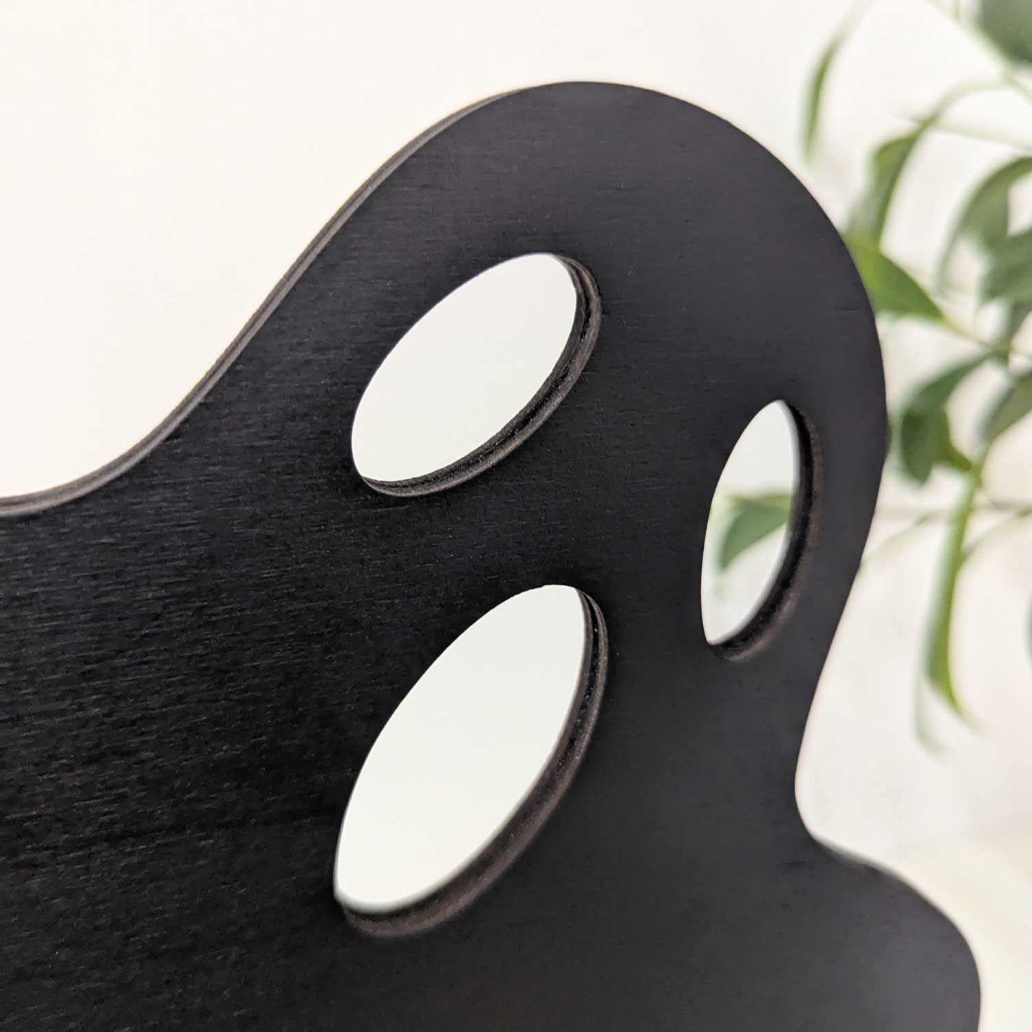 Drewniane Dekoracja na Halloween DUCH na Podstawce z Drewna Dębowego 25 x 29cm - obrazek 2
