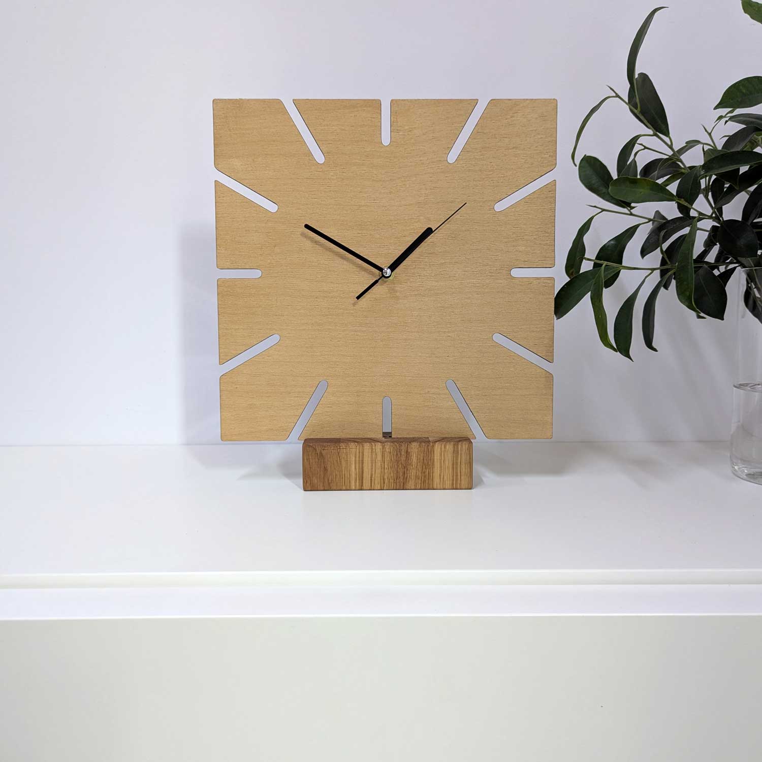 Kwadratowy Minimalistyczny Zegar Stołowy na Podstawce z Drewna Dębowego 30 x 34cm